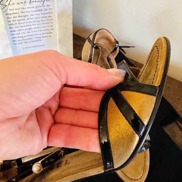 Chanel Heels in Black Patent & Gold Metallic Suede Size 39.5 - Picture 9 of 10